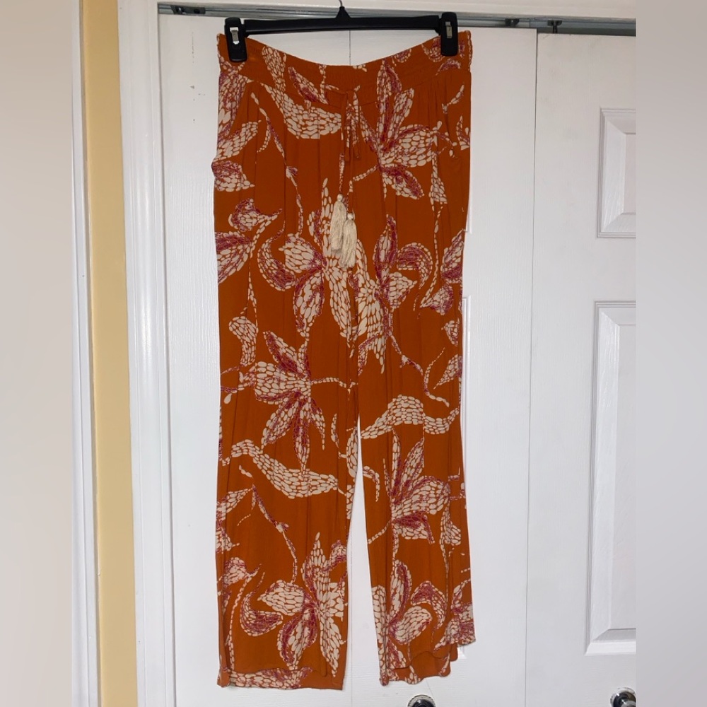Flowy Women’s Pants with Floral Tropical Pattern.